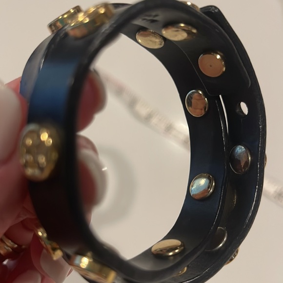 Tory Burch miller raised logo in goldplate, black leather double wrap bracelet. - Picture 7 of 8